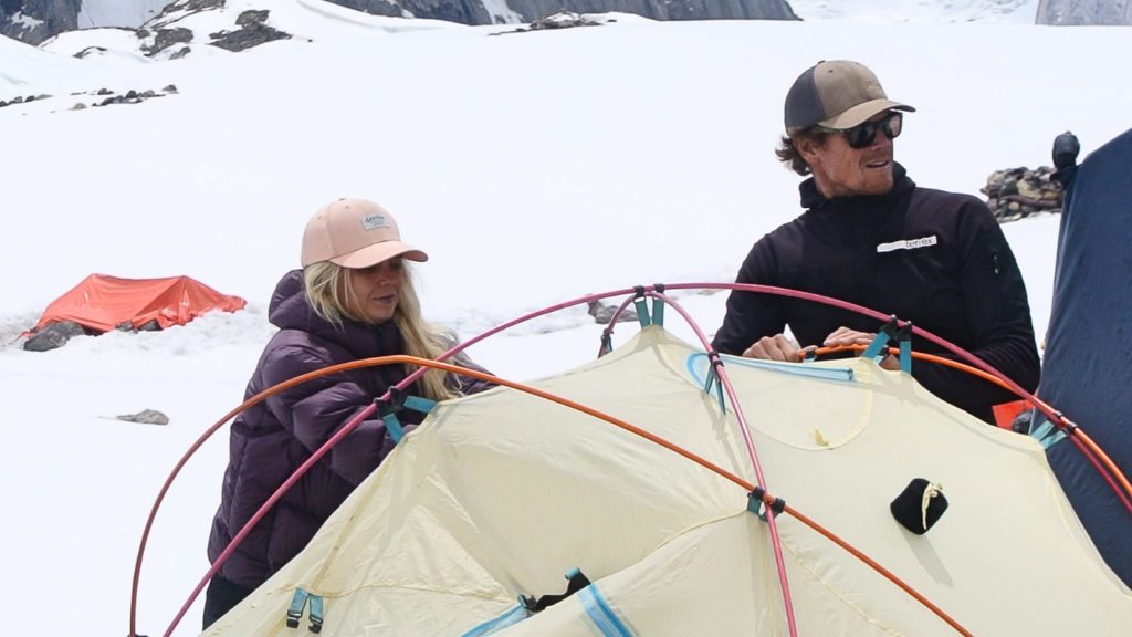 Lotta Nakyva e Don Bowie durante il trekking per il Gasherbrum. Foto @ Denis Urubko