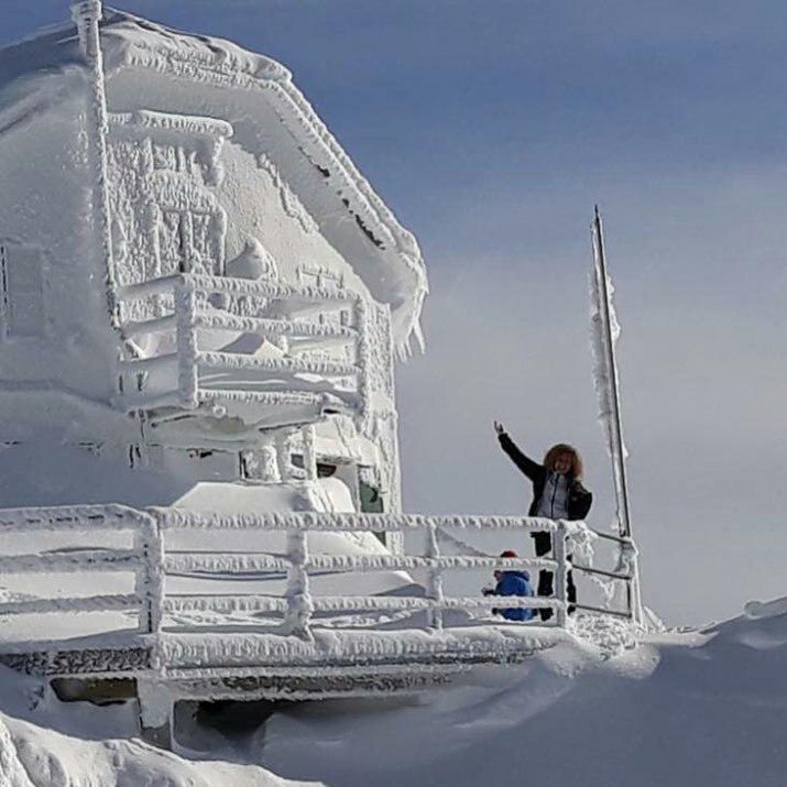 Il Rifugio Brioschi, posizionato a 2.410 m sulla vetta della Grigna Settentrionale, totalmente ricoperto di neve e ghiaccio - Foto Instagram Ragni di Lecco Ph. Claudio Ghezzi