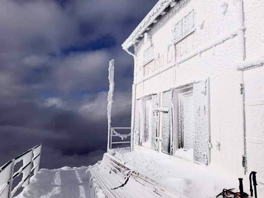 La magia del ghiaccio sulla facciata del Rifugio Brioschi, a 2.410 m sulla vetta della Grigna Settentrionale - Foto Rifugio Brioschi FB