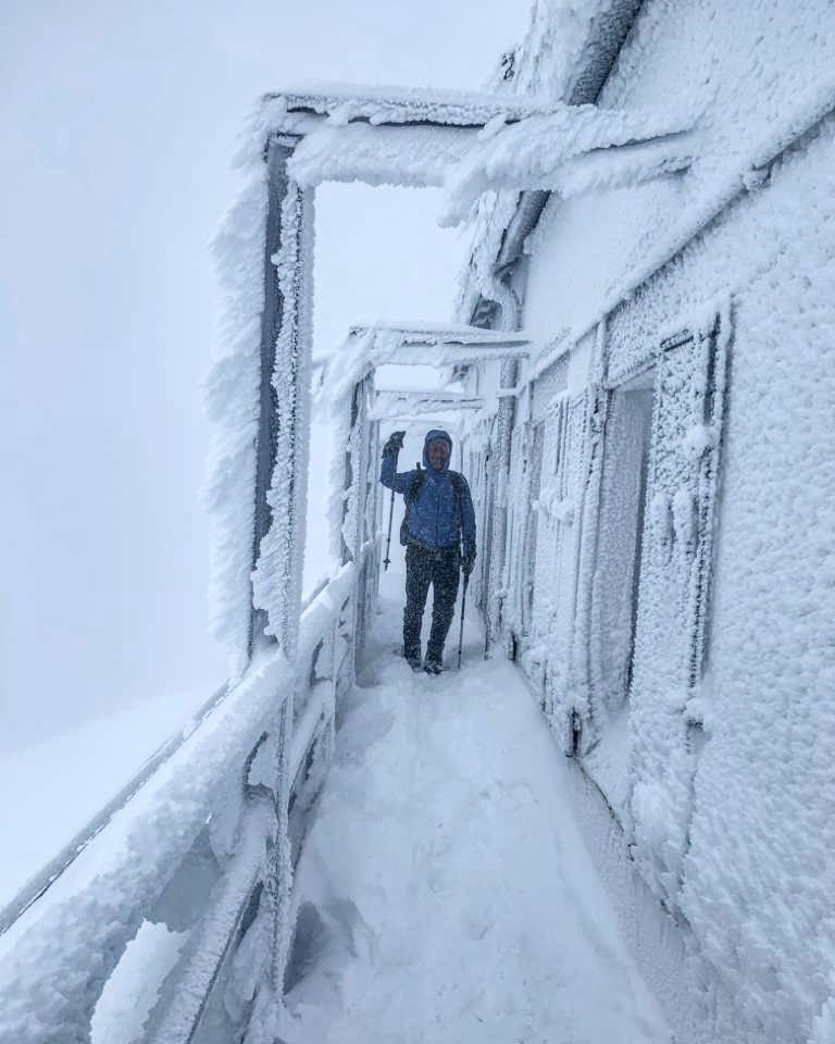 Saluti gelidi dal Rifugio Brioschi, a 2.410 m sulla vetta della Grigna Settentrionale - Foto Instagram pozzi_eugenio