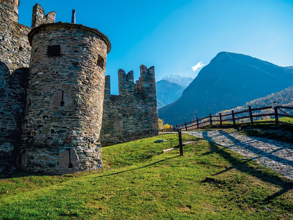 Il castello di Fénis: fu la sede di rappresentanza dei maggiori esponenti della famiglia Challant, che lo dotarono dell’imponente apparato difensivo, nonché di eleganti decorazioni pittoriche. Foto @ Istock