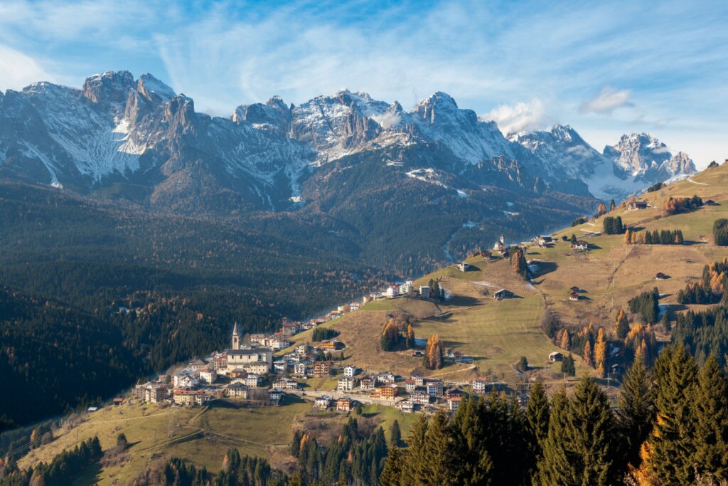 Candide (899 m) è la frazione più antica del Comune di Comelico Superiore, del quale fanno parte anche gli abitati di Padola, Dosoledo e Casamazzagno. Tra le case a sinistra, si nota il campanile della chiesa di Santa Maria Assunta, costruita alla fine del Settecento in sostituzione del vecchio edificio più volte incendiato. Foto @ Moreno Geremetta/ClickAlps