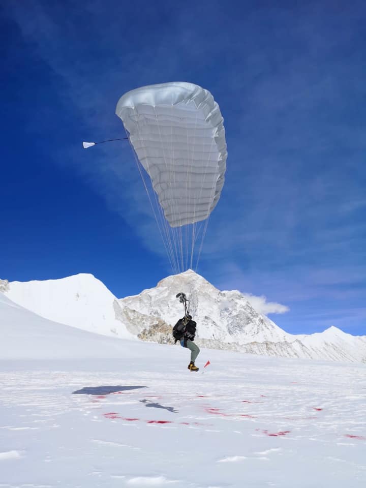 Il vento ha fortunatamente consentito un atterraggio agevole ai paracadutisti - Foto FB @Complete Parachute Solutions