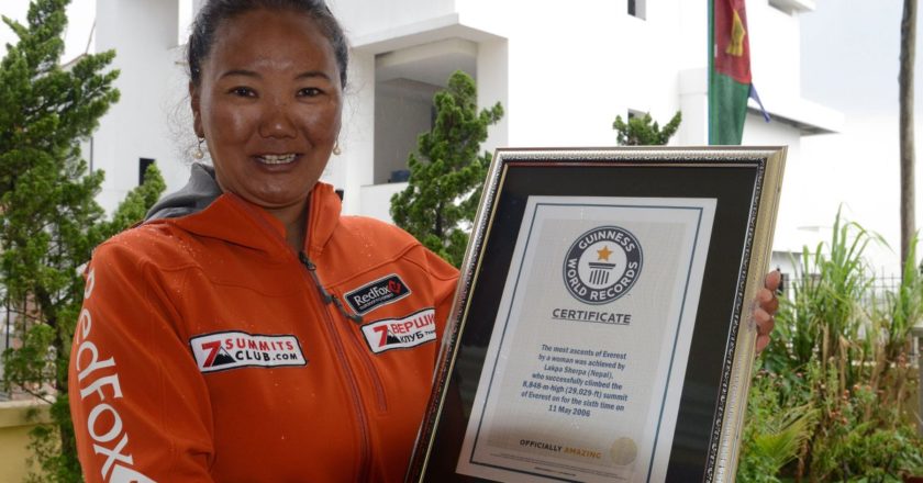 Lhakpa Sherpa con il Guinness dei Record per le salite all'Everest. Foto: Prakash Mathema/Stringer/Getty