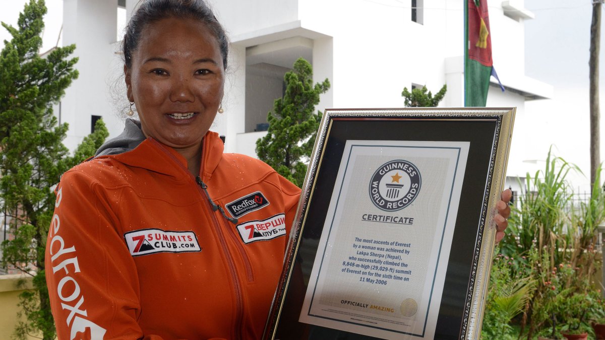 Lhakpa Sherpa con il Guinness dei Record per le salite all'Everest. Foto: Prakash Mathema/Stringer/Getty