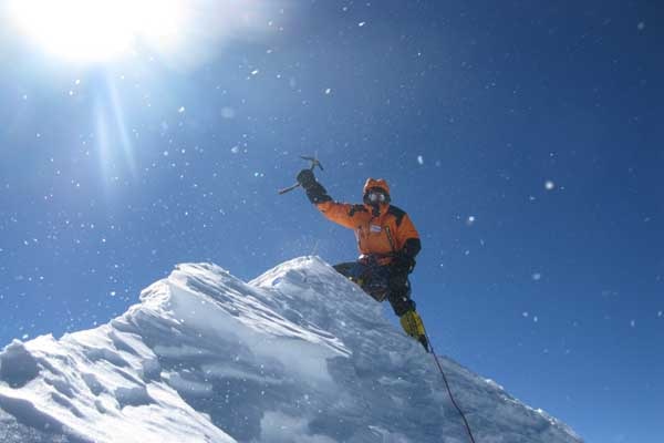 Urubko in vetta al Makalu, il vento è molto più debole rispetto che in parete. Foto @ Archivio Denis Urubko