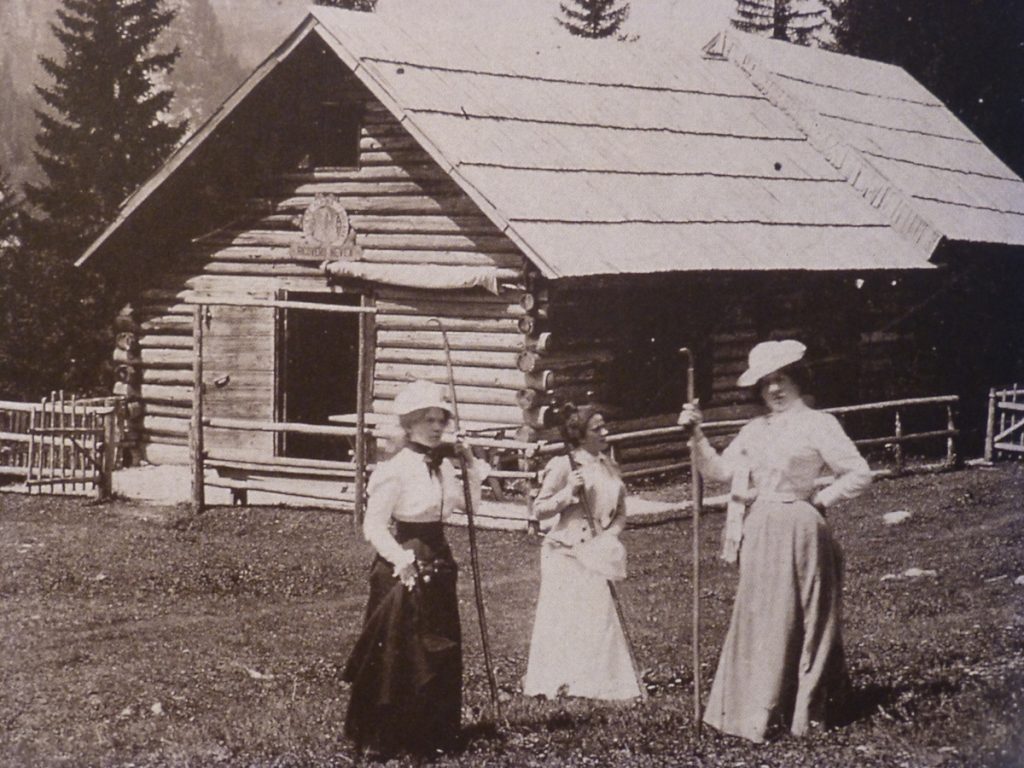 Le sorelle Grassi davanti a un rifugio alpino - Foto Archivio della Società Alpina Friulana di Udine