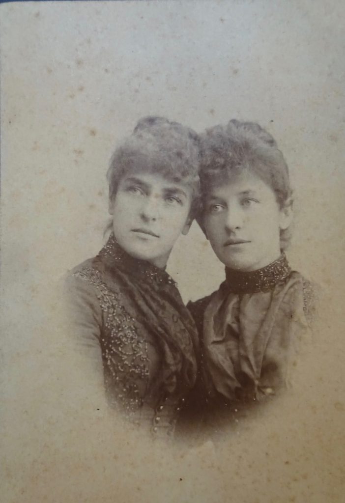 Doppio ritratto sorelle Grassi - Foto Archivio del Museo delle Arti e Tradizioni Popolari "Michel Gortani" di Tolmezzo