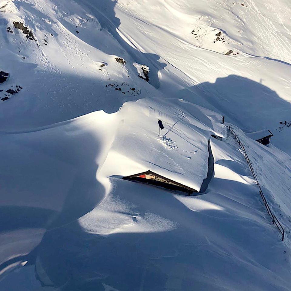 Ancora uno scatto innevato del Rifugio Tagliaferri (2328 m) in Valle di Scalve, Orobie - Foto FB Paolo Valoti Ph. Luca Olivia
