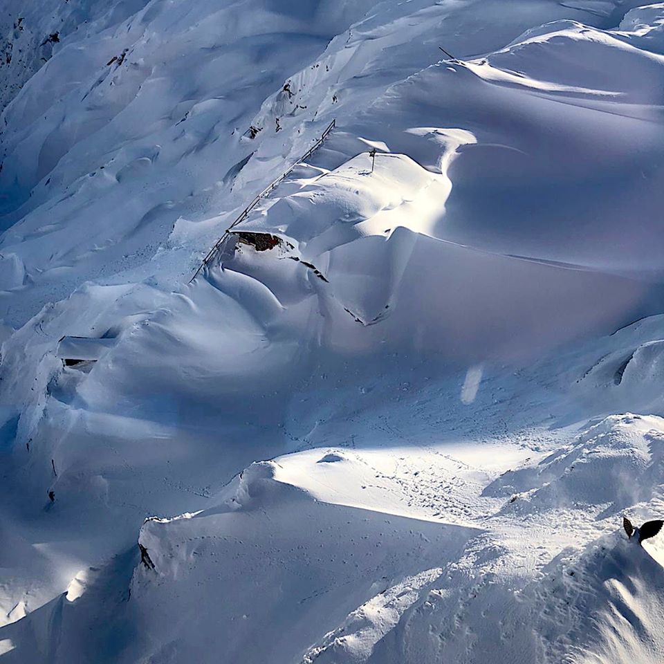 Difficile vederlo ma, sotto la coltre di neve si nasconde il Rifugio Tagliaferri (2328 m) in Valle di Scalve sulle Orobie - Foto FB Paolo Valoti Ph. Luca Olivia