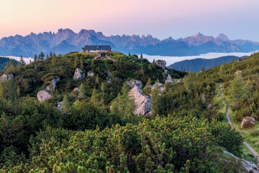Situato a 1969 metri di quota ai piedi del Monte Ciarido, all’estremità orientale delle Marmarole, il rifugio Ciareido si offre come un magnifico balcone panoramico sulle Dolomiti d’Oltrepiave, dal Cridola agli Spalti di Toro, fino al Duranno. Foto @ Moreno Geremetta/ClickAlps