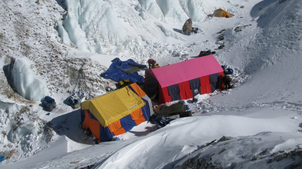 Campo base protetto nel canale del ghiacciaio, Gasherbrum II. Foto @ Archivio Denis Urubko