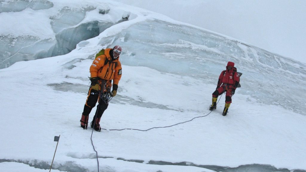 Spedizione invernale al Gasherbrum II. Si può notare l'assenza di neve sul ghiacciaio. Foto @ Archivio Denis Urubko