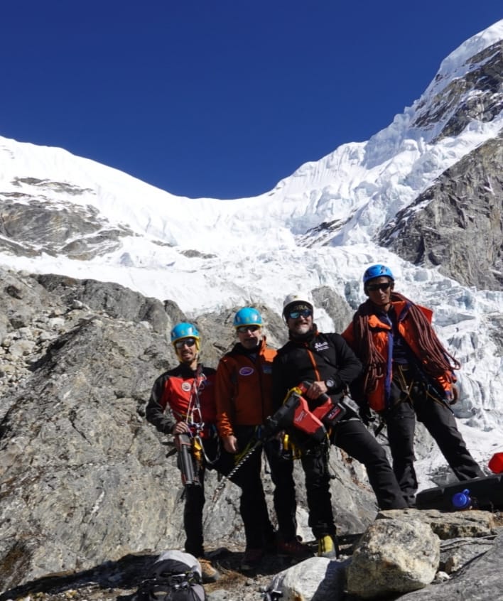 Il team italiano che ha realizzato la ferrata e collaborato con il team austriaco al bivacco - Foto FB Explora "Oltre le terre estreme"