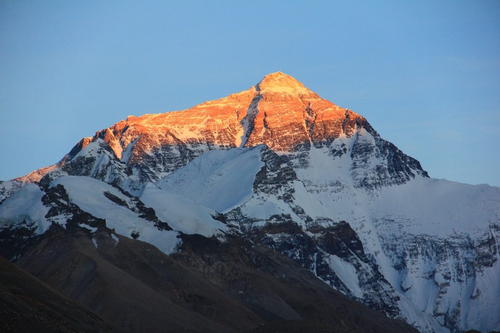Il sole illumina la parete nord dell'Everest