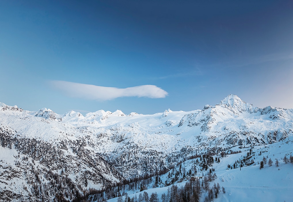 Il Gruppo del Rutor visto da La Suche, nel comprensorio sciistico di La Thuile. Al centro del grande ghiacciaio si riconoscono le Vedettes du Rutor (3331 m e 3240 m) mentre sulla destra si staglia il Grand Assaly (3174 m). Sulla sinistra si allunga la dorsale che dallo Château Blanc (3423 m) prosegue con il Doravidi (3439 m), il Flambeau (3319 m), la Pointe Chenal (3208 m) e la Becca Blanche (3261 m). Foto di Lorenzo Caccia