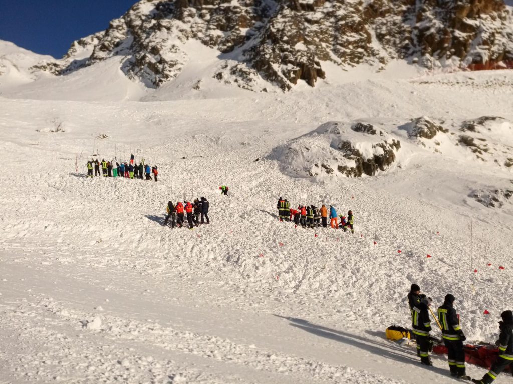Squadre di soccorso dopo una valanga in Val Senales, Bolzano - Foto ANSA
