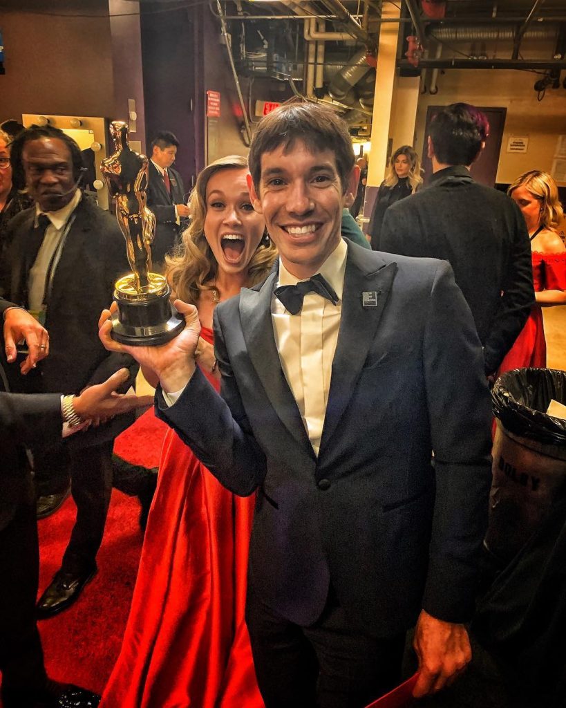 Sanni e Alex con il premio Oscar. Foto Instagram Alex Honnold