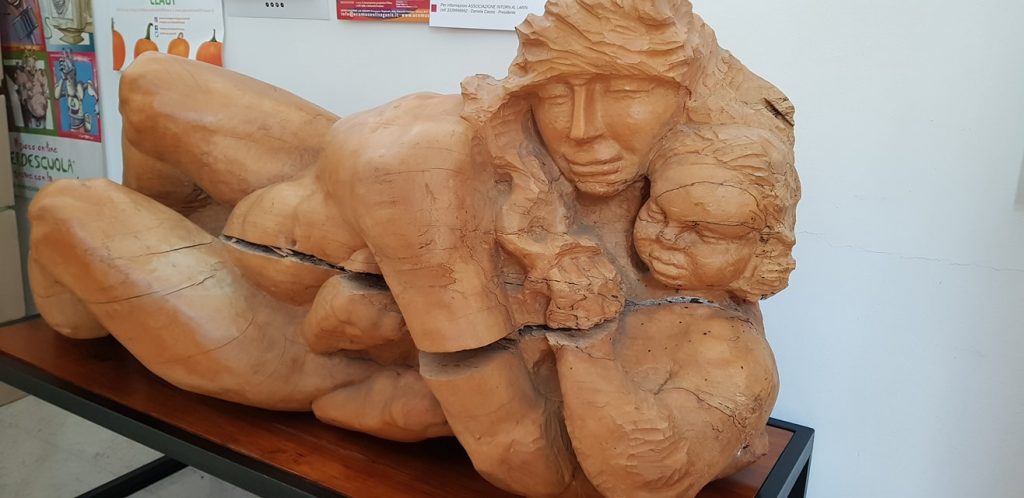 Scultura di legno realizzata da Mauro Corona