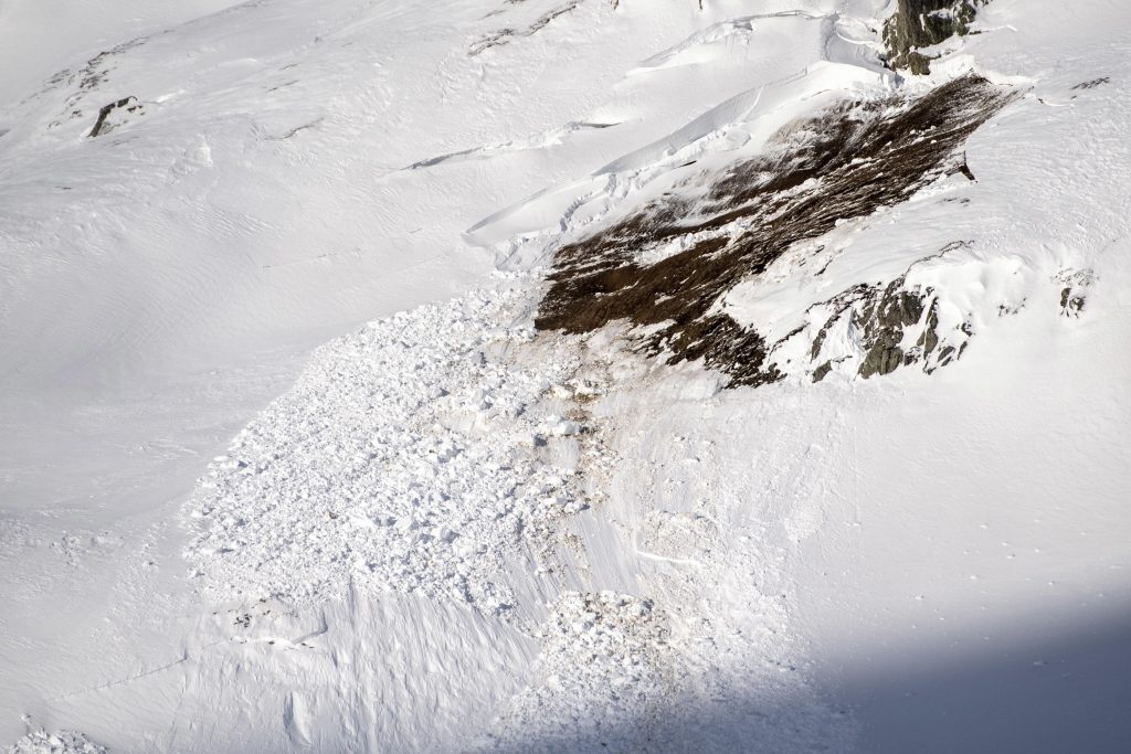 Valanga per scivolamento sulle piste di Andermatt. Foto @ ANSA