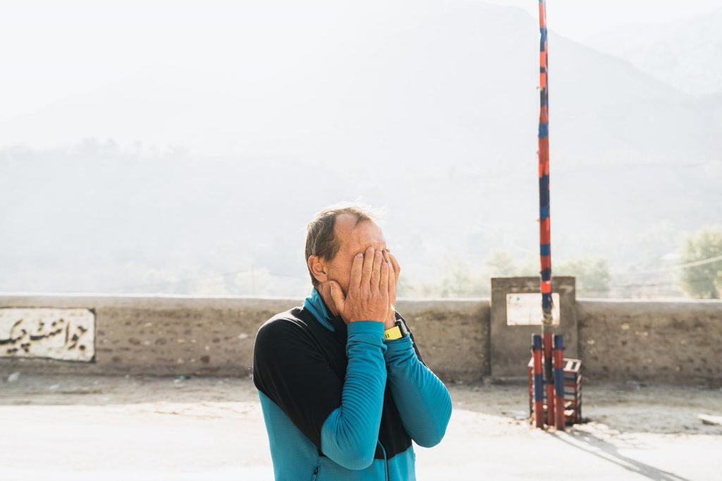 Simone Moro e Tamara Lunger in viaggio verso Skardu lungo la Karakorum Highway