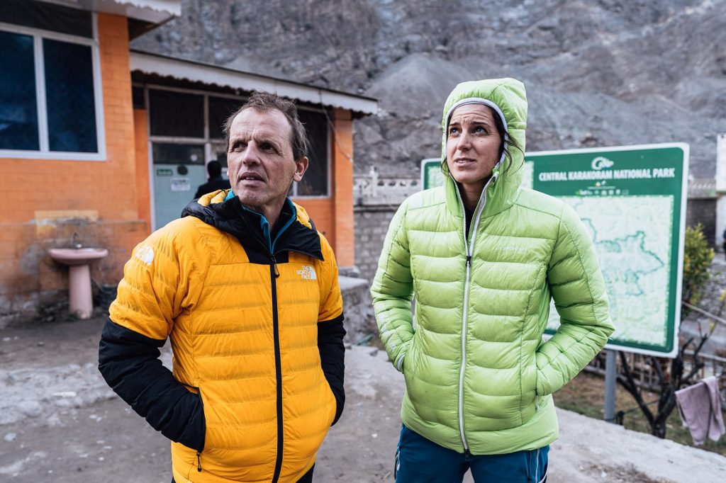 Simone Moro e Tamara Lunger in viaggio verso Skardu lungo la Karakorum Highway