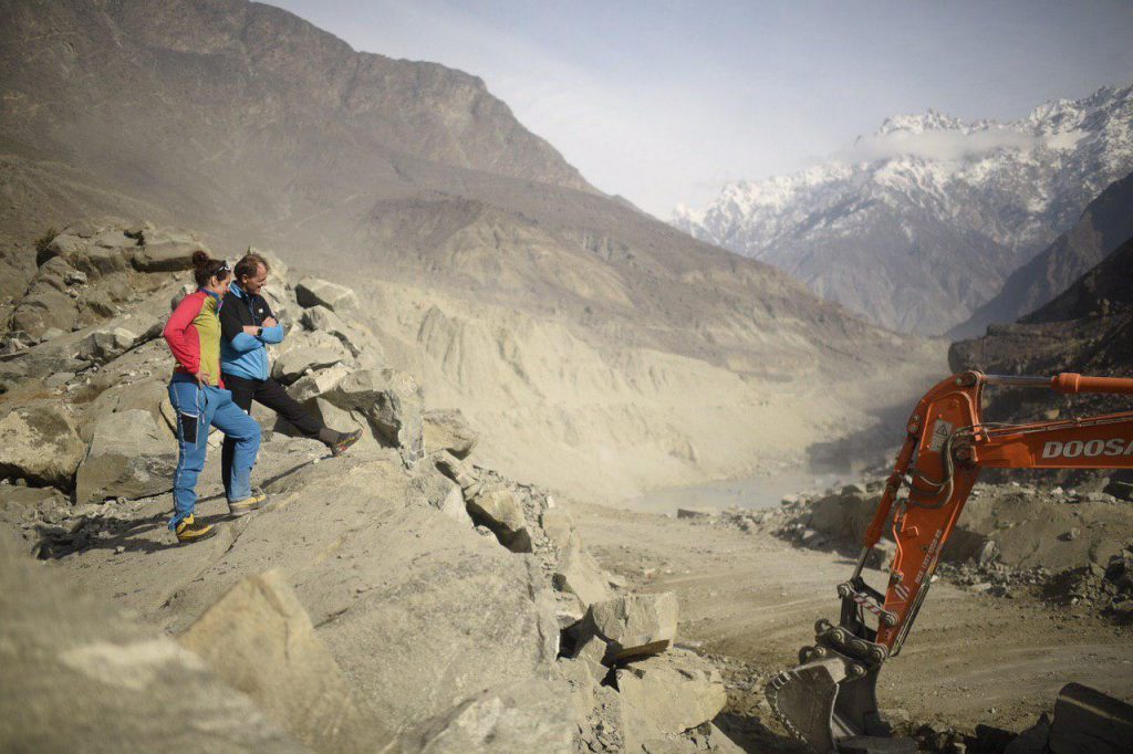 Simone Moro e Tamara Lunger in viaggio verso Skardu lungo la Karakorum Highway