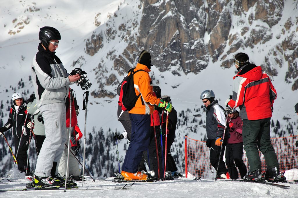Cortina, sciatori alle Cinque Torri