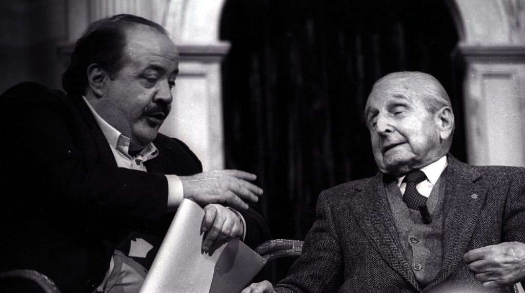 Maurizio Costanzo con Ardito Desio  durante una puntata di "Maurizio Costanzo Show "nel 1989ì