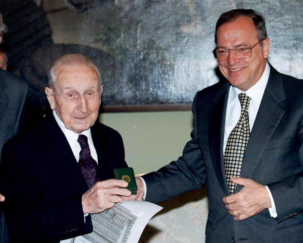 Ardito Desio  premiato dal sindaco di Milano Marco Formentini con l