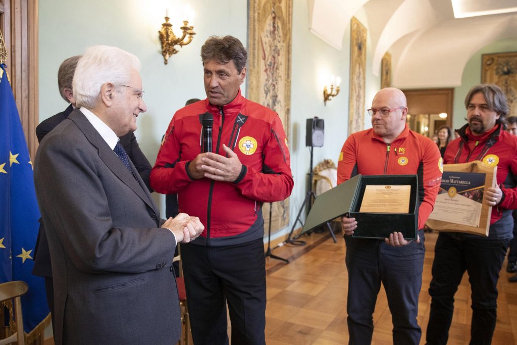 Il Presidente della Repubblica Sergio Mattarella con Maurizio Dellantonio e una delegazione del CNSAS - Corpo Nazionale Soccorso Alpino e Speleologico, in occasione del 65° anniversario di fondazione del Corpo.