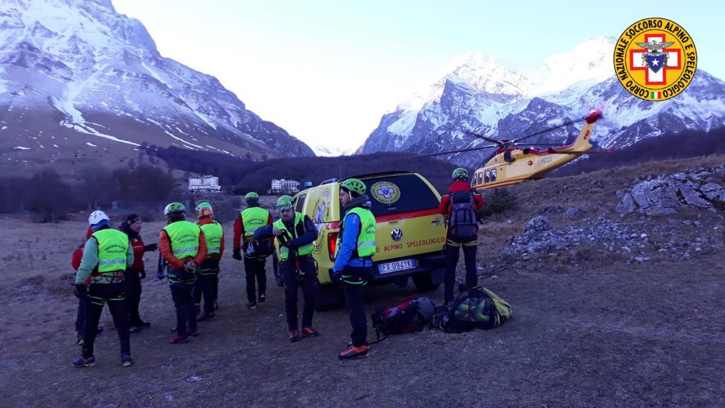 I tecnici del Soccorso Alpino ed elicotteri del 118 sul luogo dove due alpinisti sono morti sul Gran Sasso, sul versante teramano, 26 dicembre 2019. Le vittime, che facevano parte di una cordata di tre persone, sarebbero scivolate sulla neve, finendo a valle. ANSA / c.s._CNSAS_Gran Sasso +++ ANSA PROVIDES ACCESS TO THIS HANDOUT PHOTO TO BE USED SOLELY TO ILLUSTRATE NEWS REPORTING OR COMMENTARY ON THE FACTS OR EVENTS DEPICTED IN THIS IMAGE; NO ARCHIVING; NO LICENSING +++