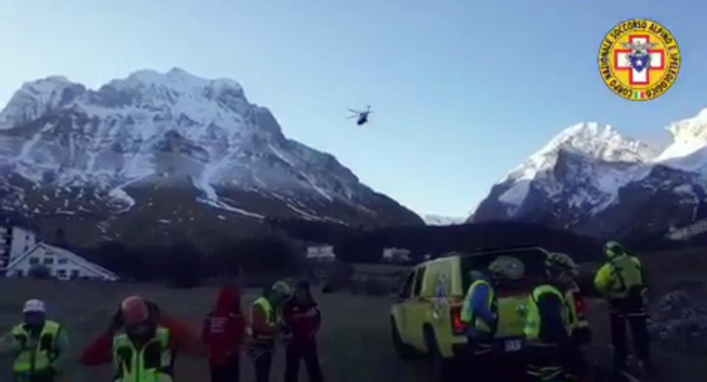 I tecnici del Soccorso Alpino ed elicotteri del 118 sul luogo dove due alpinisti sono morti sul Gran Sasso, sul versante teramano, 26 dicembre 2019. Le vittime, che facevano parte di una cordata di tre persone, sarebbero scivolate sulla neve, finendo a valle. ANSA / c.s._CNSAS_Gran Sasso +++ ANSA PROVIDES ACCESS TO THIS HANDOUT PHOTO TO BE USED SOLELY TO ILLUSTRATE NEWS REPORTING OR COMMENTARY ON THE FACTS OR EVENTS DEPICTED IN THIS IMAGE; NO ARCHIVING; NO LICENSING +++