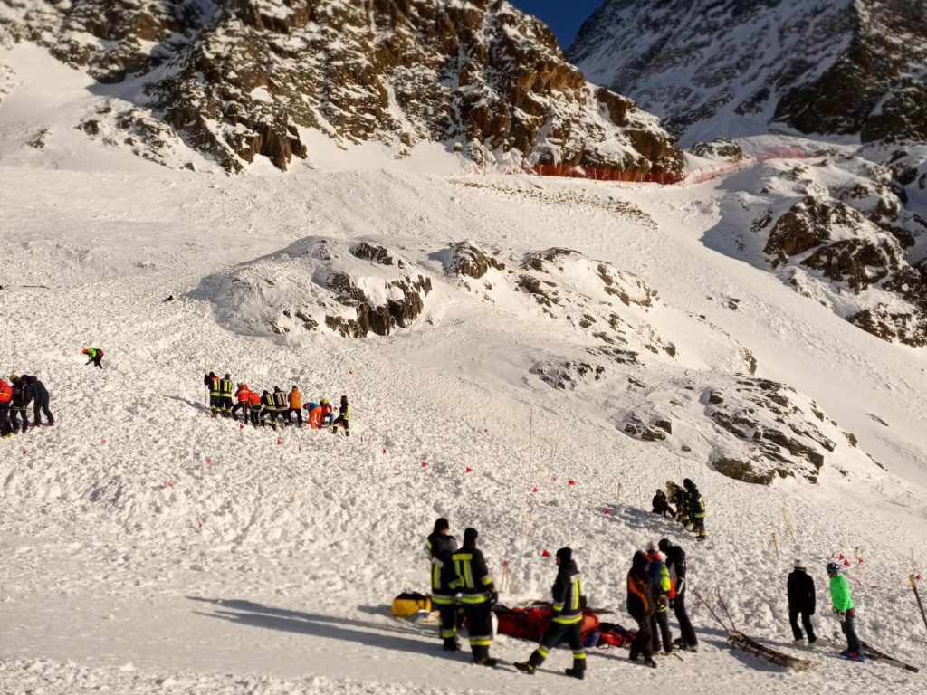 Squadre di soccorso dopo la valanga in Val Senales, Bolzano
