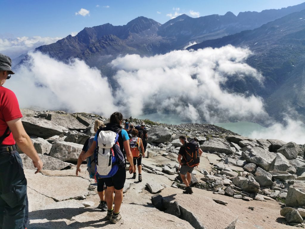 Escursionisti sul Sentiero Italia CAI, verso il Lago Pantano d