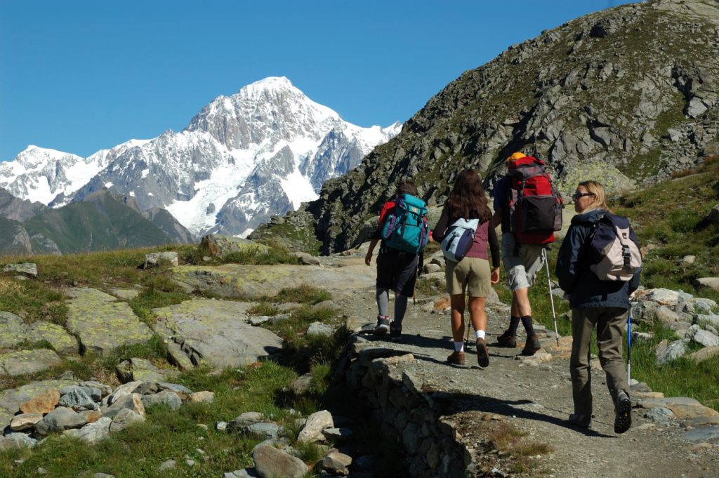 Escursionisti verso il rifugio Deffeyes al Rutor