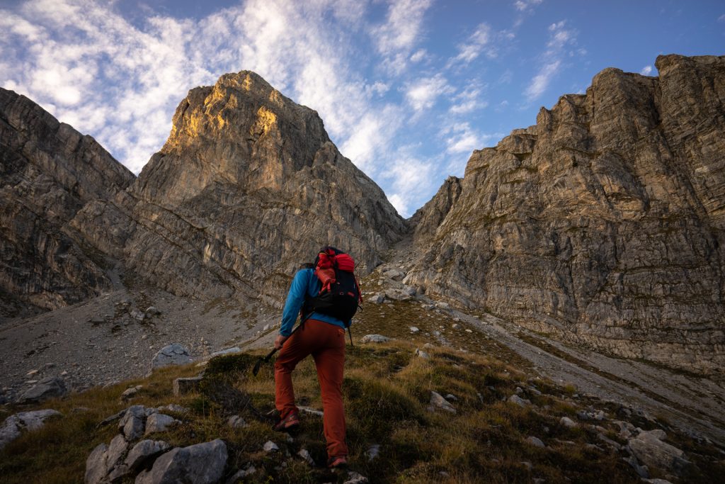 In ripida salita, tra le Alpi Marittime. Foto Va