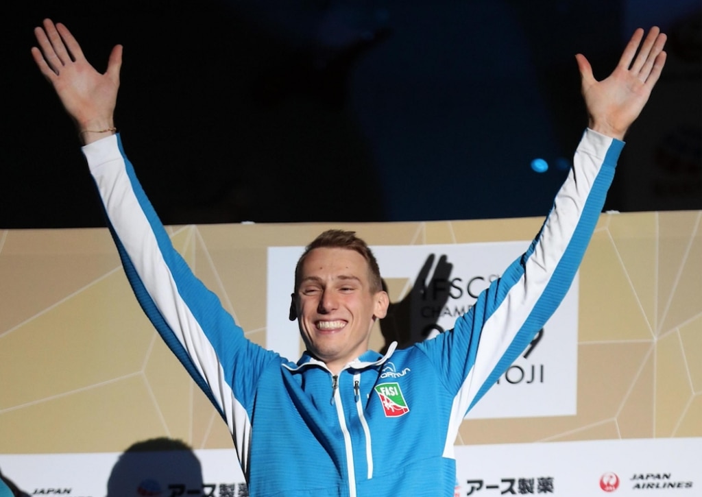 Luca Fossali festeggia sul podio il pass olimpico per Tokyo 2020 ad Hachioji