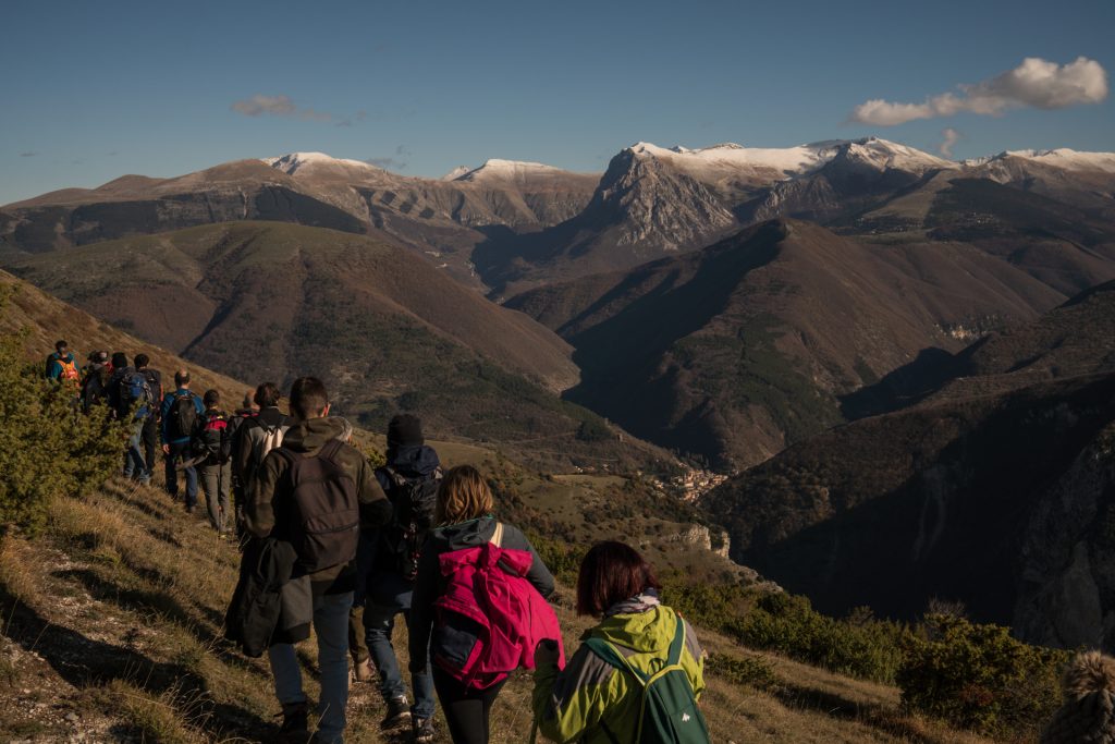 Una folta carovana segue il team nell