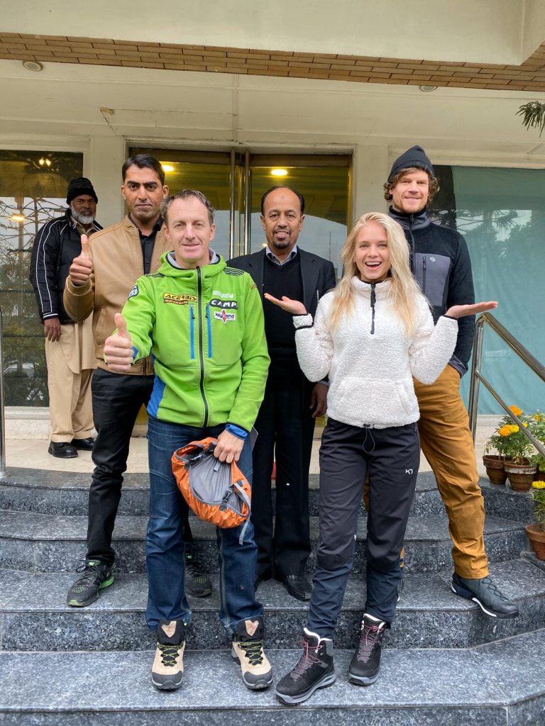 Ritirati i permessi di scalata. Foto @ Lotta Nakyva