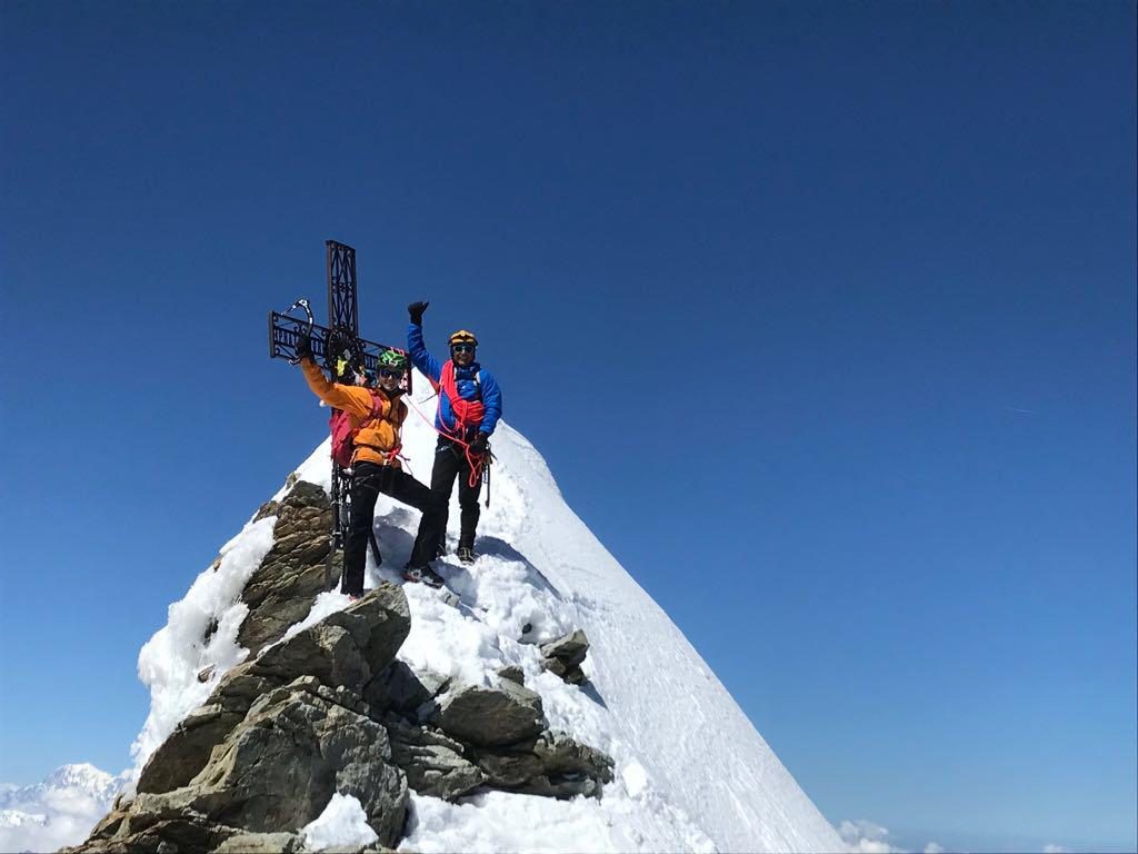 Roberto, a destra, in vetta al Cervino. Foto archivio François Cazzanelli
