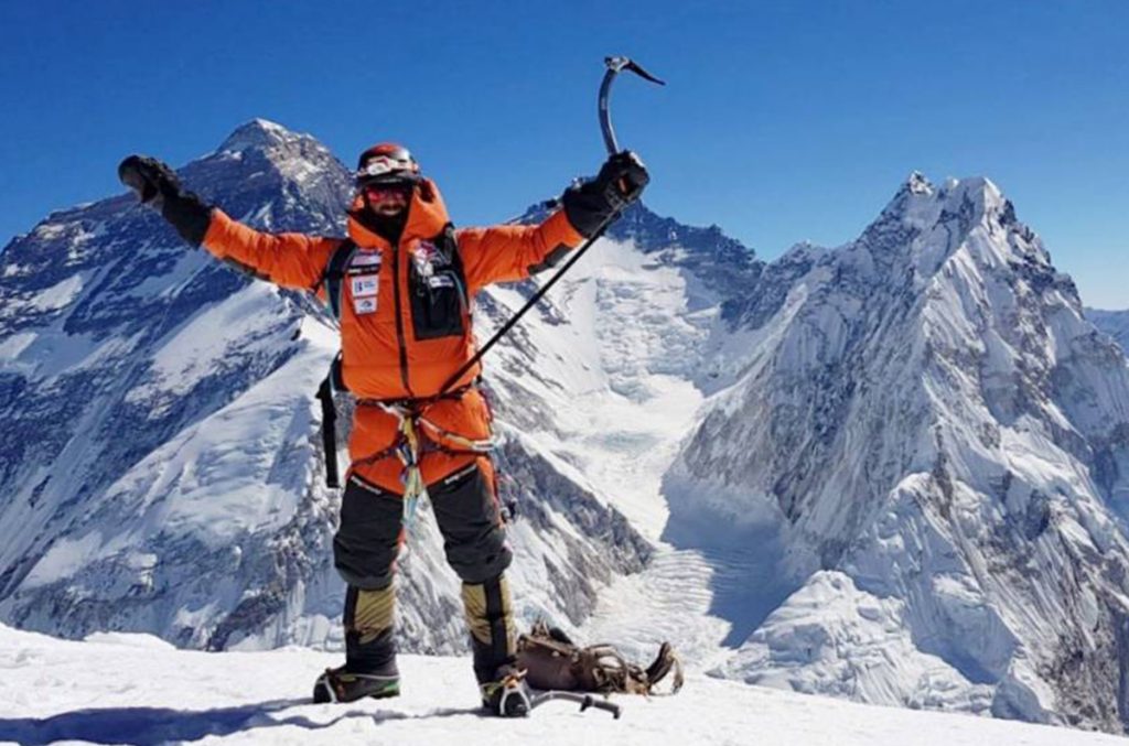 Alex in vetta al Pumori, alle spalle l'Everest