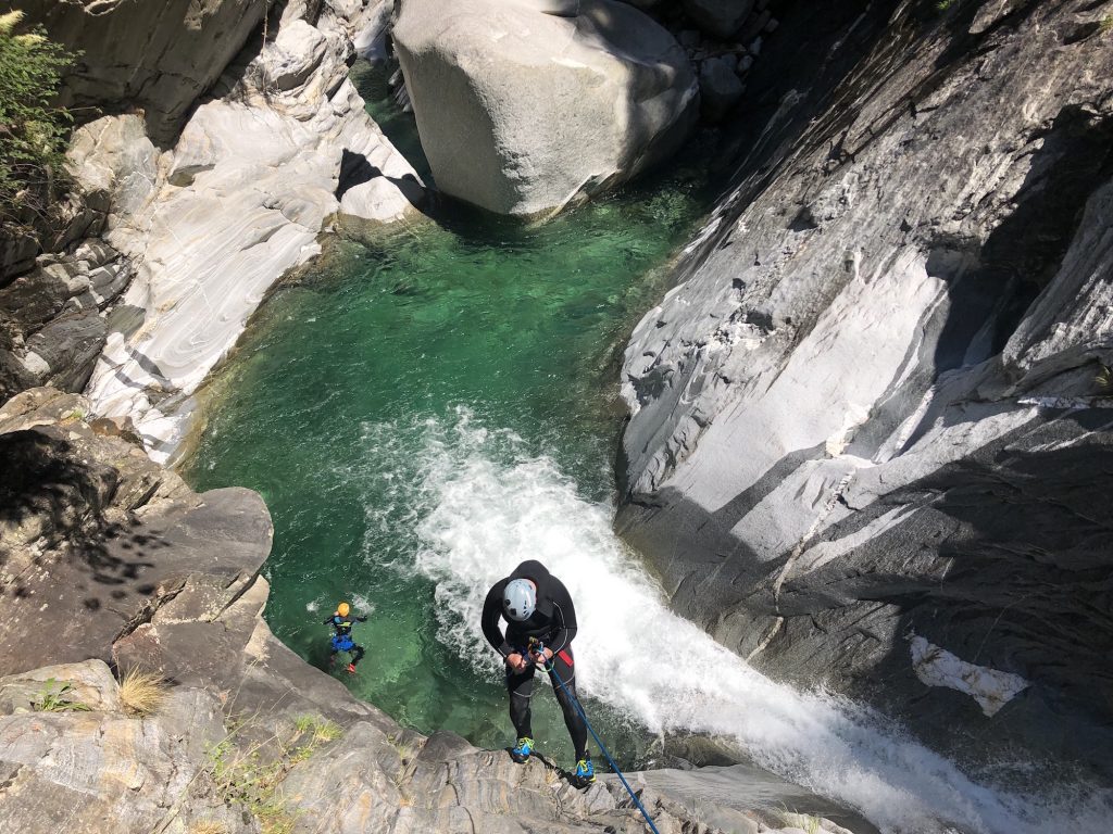 Canyoning con le Guide Alpine. Foto @ Guide Alpine Lombardia
