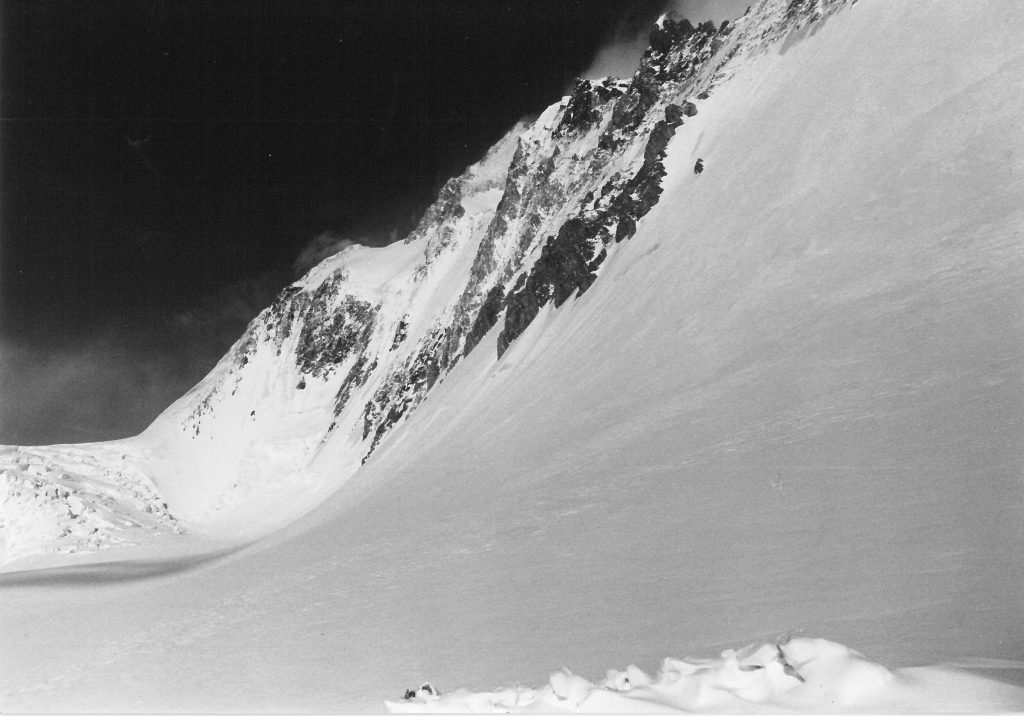 Il colle Gasherbrum La e, sulla destra, il fianco del Gasherbrum I