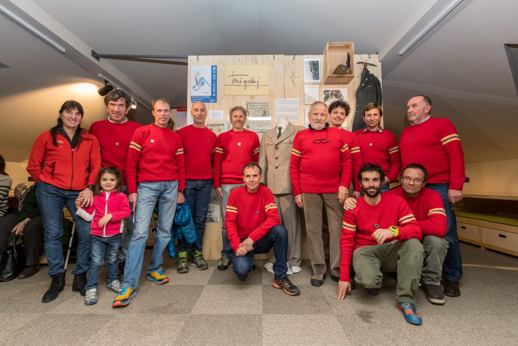 Le guide alpine di Courmayeur posano con al centro la divisa di Toni Gobbi. Foto Lorenzo Belfrond