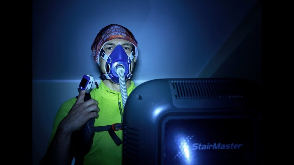 Adam Bielecki in allenamento con la maschera ipossica