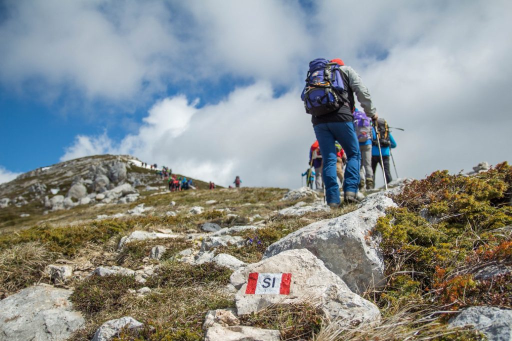 Escursionisti sul Sentiero Italia nel Parco d'Abruzzo (foto Pierluigi Valerio) - Foto CAI