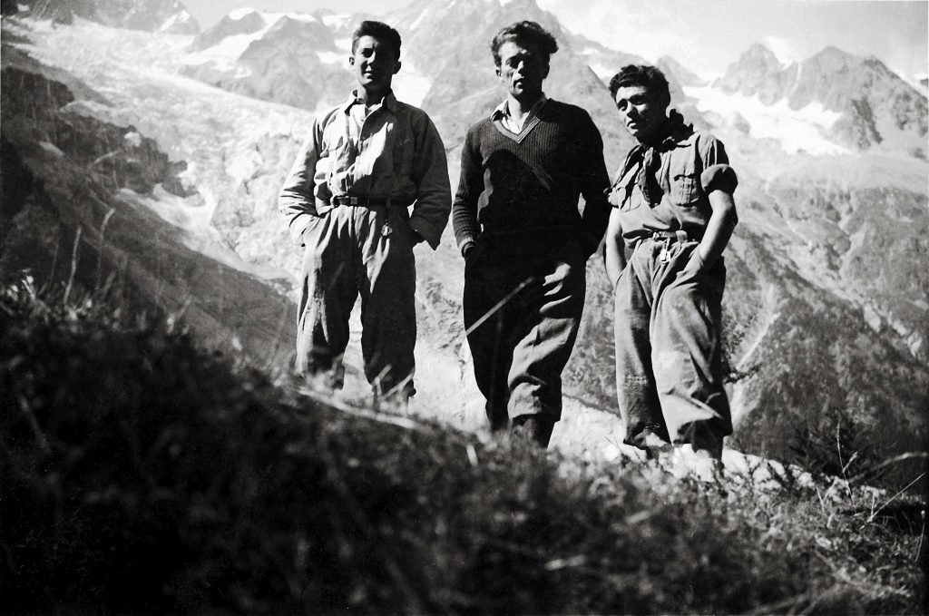 Nella foto, da sinistra: Walter Bonatti, Emilio Villa e Andrea Oggioni sotto al Monte Bianco,
nell'agosto del 1949, prima della scalata allo sperone Walker delle Grandes Jorasses.