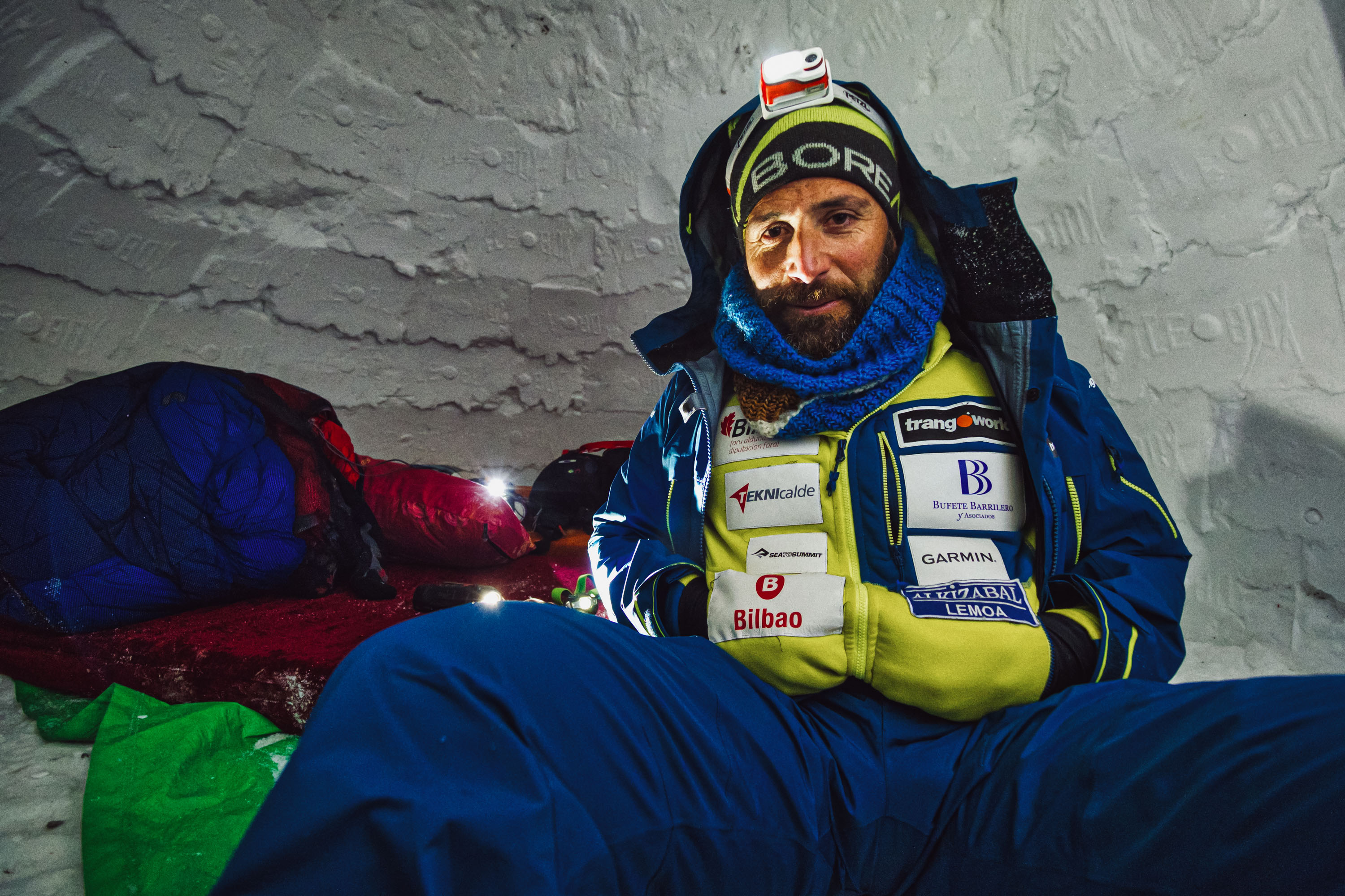 Dentro l'igloo. Foto @ Alex Txikon
