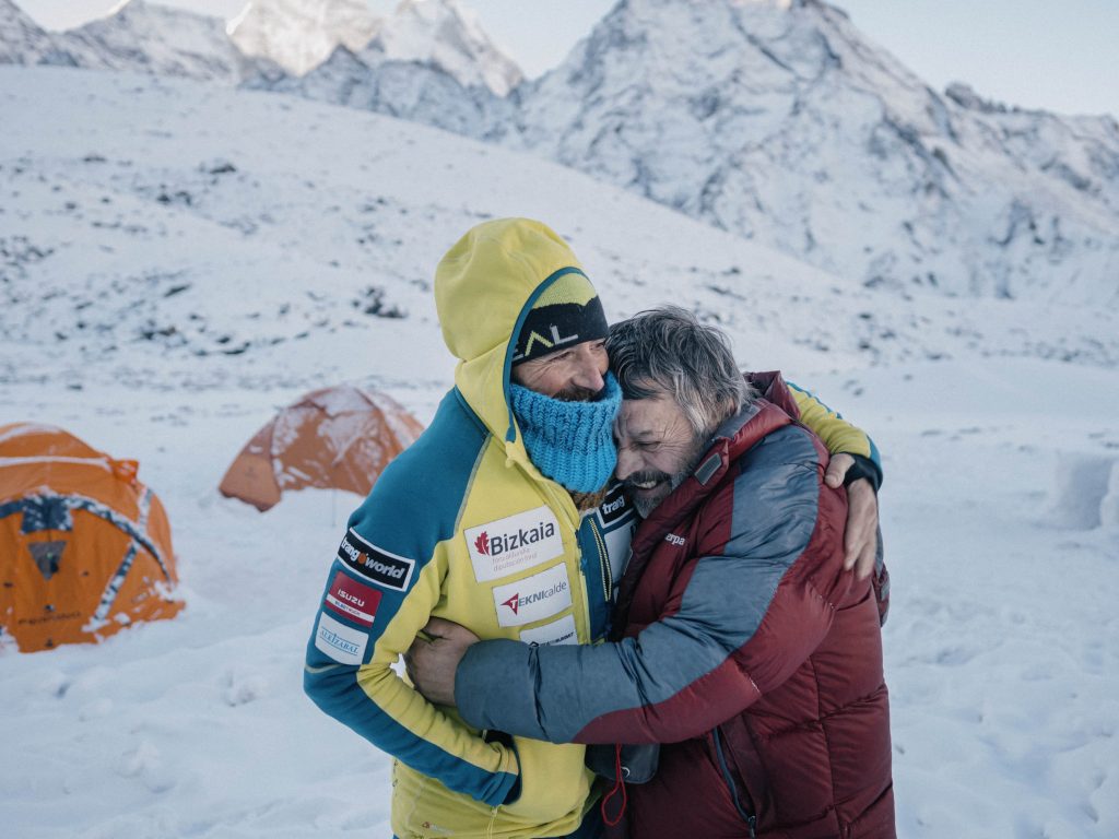 Momenti al campo base. Foto @ Alex Txikon 